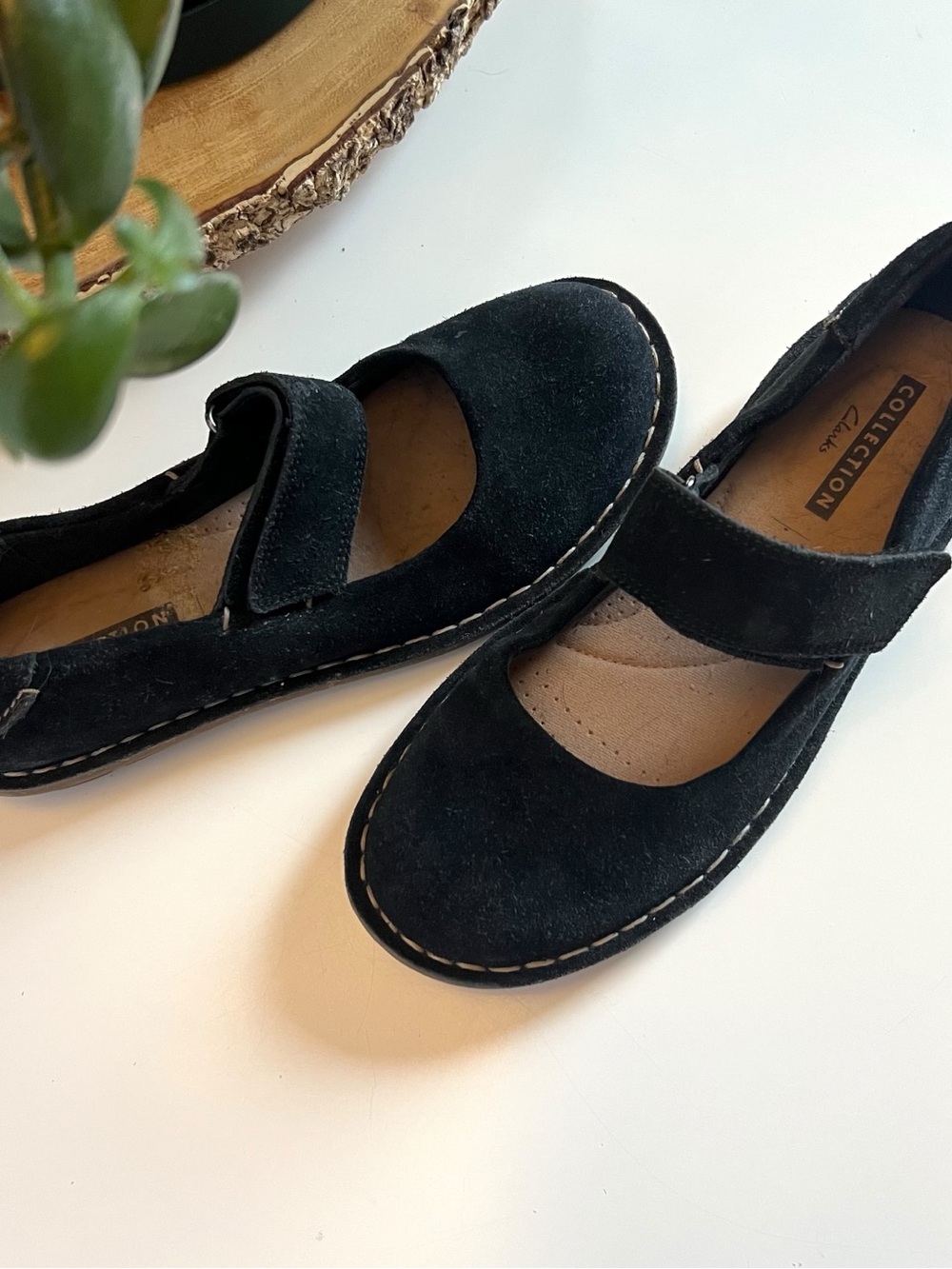 Clark’s Collection Black Suede Mary Jane Soft Cushion Shoes | 6.5